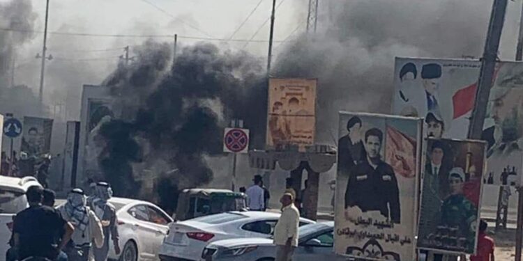 أصحاب الـ”تيك تيك” يتظاهرون ويقطعون الطرق بالإطارات المحترقة في البصرة