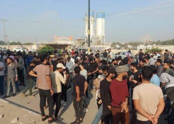 متظاهرون يغلقون مبنى ديوان محافظة ذي قار