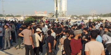 متظاهرون يغلقون مبنى ديوان محافظة ذي قار