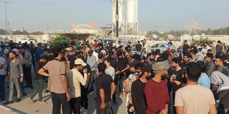 متظاهرون يغلقون مبنى ديوان محافظة ذي قار