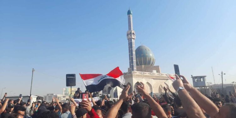 تدافع واحتكاك بين متظاهرين عقود الكهرباء ومكافحة الشغب في العلاوي وسط بغداد + فيديو