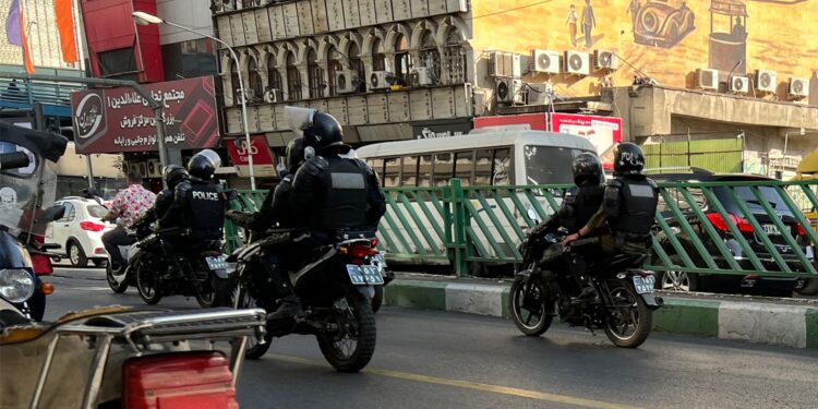 حرق الحوزة العلمية في خوزستان بالتزامن مع مهاجمة السوق في ايران
