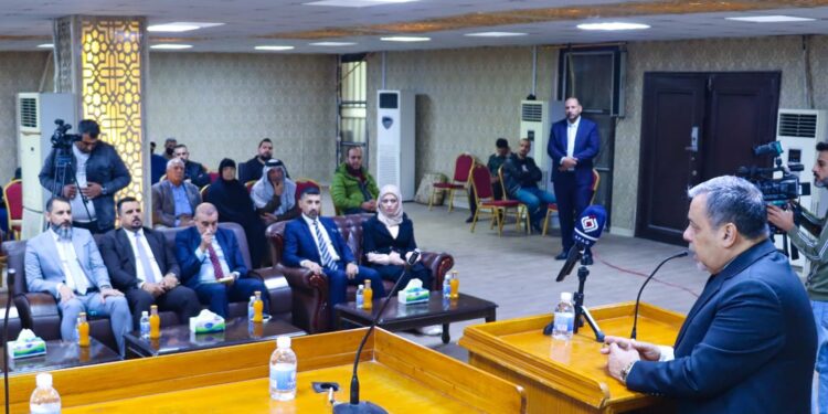 محافظ بغداد يُسَلم تعويضاً لـ 500 مستفيد من ضحايا الارهاب