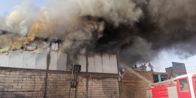 اندلاع حريق ومكافحته داخل مجمع تجاري في النجف