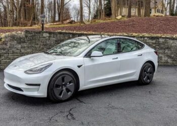 أين تباع أرخص وأغلى سيارة تسلا في العالم ؟