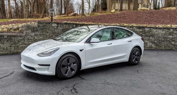 أين تباع أرخص وأغلى سيارة تسلا في العالم ؟