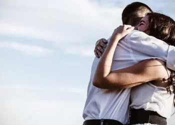 العلم يجيب بالتجارب والأبحاث ,, كم حضن يحتاج الإنسان في اليوم ؟