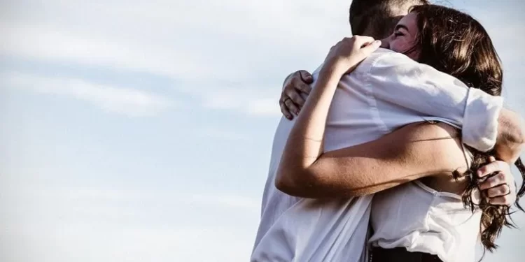 العلم يجيب بالتجارب والأبحاث ,, كم حضن يحتاج الإنسان في اليوم ؟