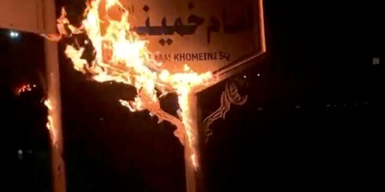حريق في منزل الخميني خلال احتجاجات إيران
