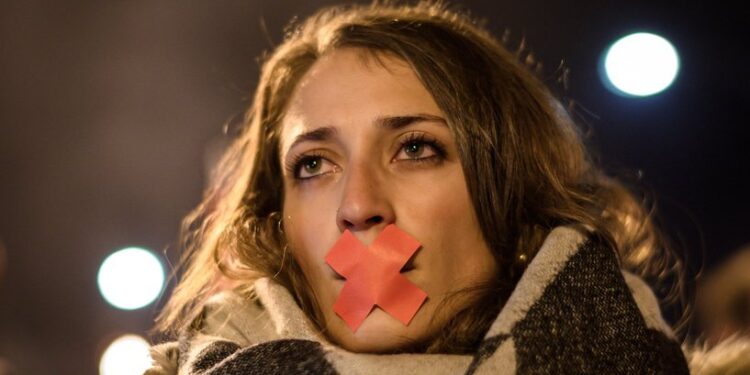 صحفيون يكشفون حجم المضايقات عبر الإنترنت