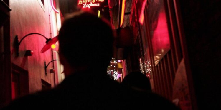 تقرير مثيــــرعن سلوك نواب بريطانيين سافروا بمهمات رسمية,, “فتيات الليل بأنتظارهم”