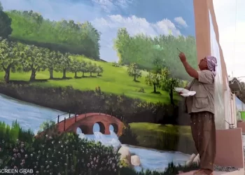 عراقي يزيّـــن ساحة قريته باللوحات الجدارية