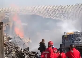 إصابة عدد من منتسبين الدفاع المدني بانفجار قناني عطور في موقع حريق الوزيرية