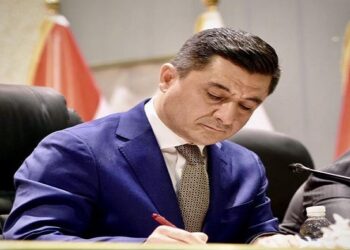 إكمال الإجراءات الإدارية والمالية الخاصة بتثبيت موظفي العقود في الوزارة