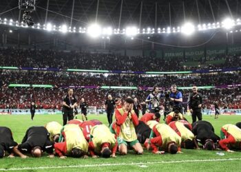 صورة لاعبي المغرب تتصدر الصحف العالمية … “منتخب الساجدين”