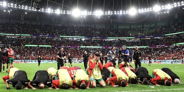صورة لاعبي المغرب تتصدر الصحف العالمية … “منتخب الساجدين”