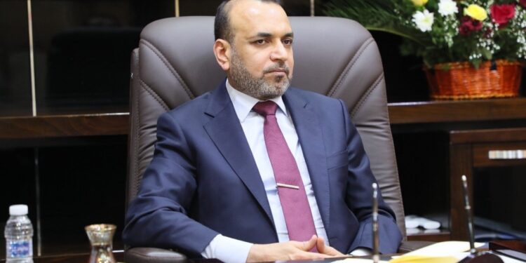 وزير العمل .. إيقاف 17,500 ألف أسرة “متجاوزة” تتقاضى أكثر من راتب