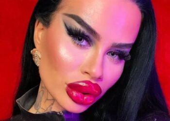 سيدة تنفق 50 ألف $ على عمليات التجميل لتشبه “باربى”