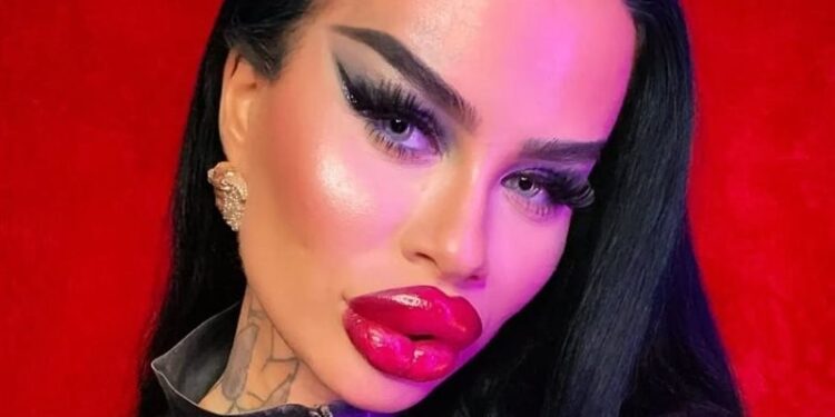 سيدة تنفق 50 ألف $ على عمليات التجميل لتشبه “باربى”