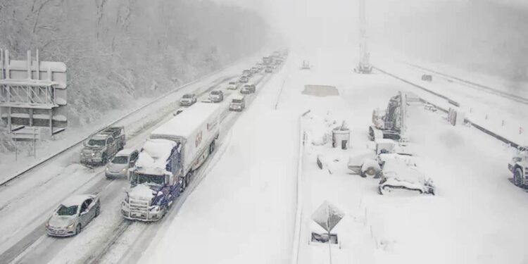 عواصف ثلجية “تاريخيـــة قاتلة” في الولايات المتحدة