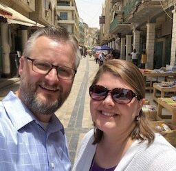 ما علاقة مقتل مواطن أميركي في العراق بمعركة قيادة جهاز المخابرات في البلاد ؟