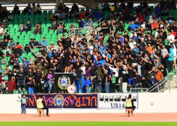 بالفيديو ..توافد حشود من المواطنين على ملعب الميناء لحضور مباراة الافتتاح مع فريق الكويت الكويتي