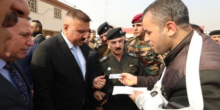 توجيه أمر بتوزيع قطع أسلحة لمنتسبي نينوى كافة