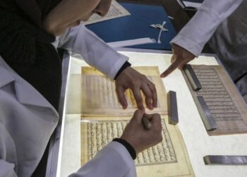 جهود عراقية (محفوفة بالمخاطر) لترميم 47 ألف مخطوطة وكتاب,,,عمر بعضها (1250 عاماً)