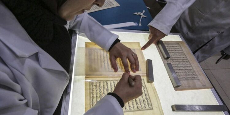 جهود عراقية (محفوفة بالمخاطر) لترميم 47 ألف مخطوطة وكتاب,,,عمر بعضها (1250 عاماً)