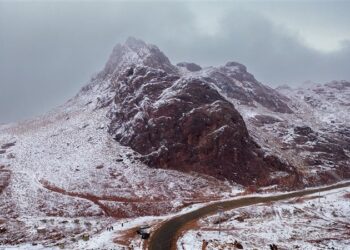 ثلــــوج تغطي قمم جبال اللوز بمنطقة تبوك السعودية