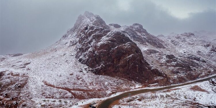 ثلــــوج تغطي قمم جبال اللوز بمنطقة تبوك السعودية