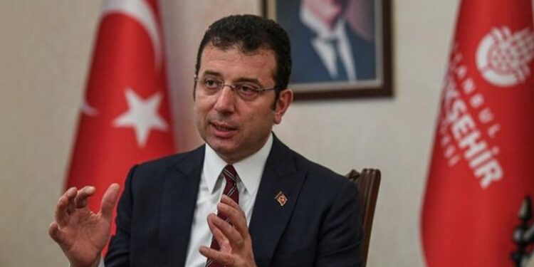 سجن مدير بلدية إسطنبول ومنعه من العمل السياسي