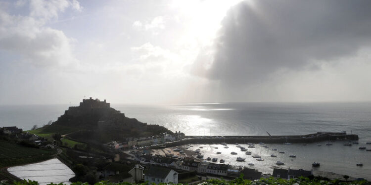 انفجار في جزيرة بريطانية يتسبب بــ قتل شخص ومفقودون