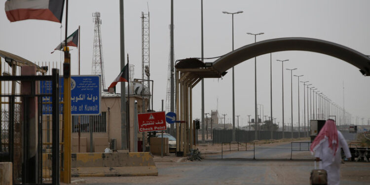 حارس كويتي سابق يتوجه إلى البصرة (مشيا على الأقدام) ,, دعما لـ”خليجي 25″