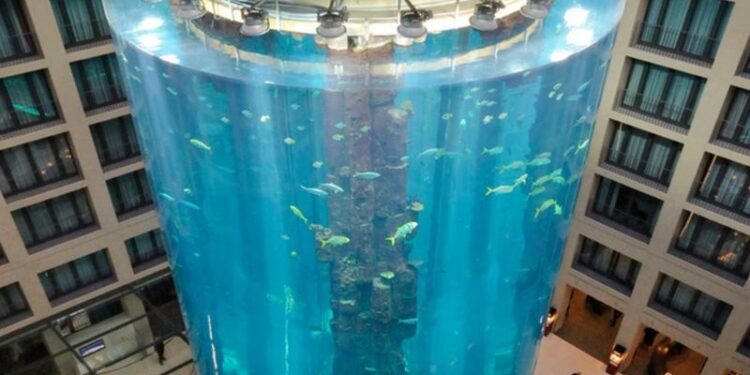 انفجار أكبر حوض سمك أسطواني في العالم