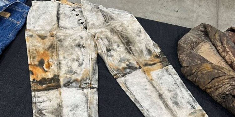 بيع أقدم بناطيل جينز في العالم بـ 114 ألف $