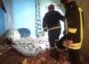 بالصور ..إخلاء عائلة إثر انهيار أجزاء من لمنزلهم نتيجة الأمطار في بغداد