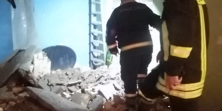 بالصور ..إخلاء عائلة إثر انهيار أجزاء من لمنزلهم نتيجة الأمطار في بغداد