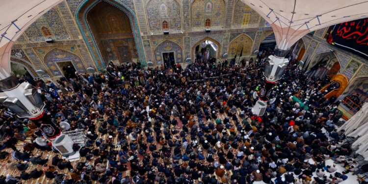 بالصور .. توافد على الصحن العلوي لإحياء ذكرى الزهراء(ع)