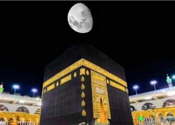 القمر يتعامد اليوم على الكعبة المشرفة