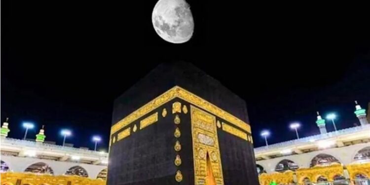 القمر يتعامد اليوم على الكعبة المشرفة