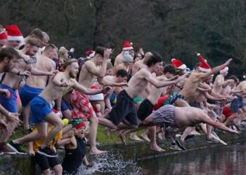 ألالمان يغطســــون في مياه مجمدة من أجل “تهذيب النفس”