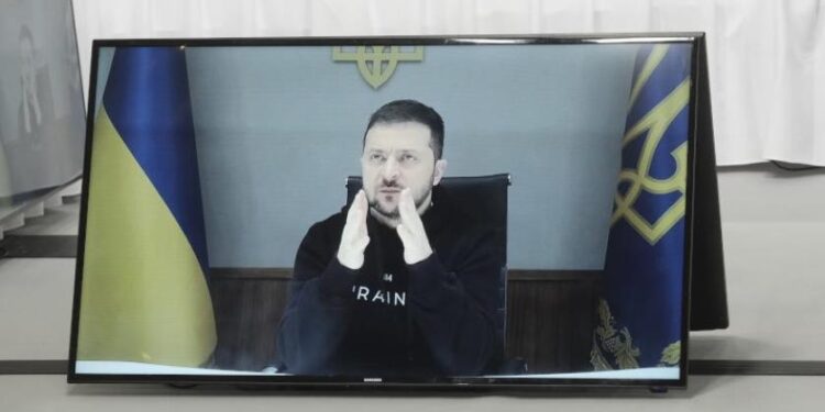 زيلينسكي يطلب مجموعة واسعة من “الأسلحة الغربية”