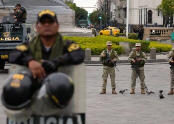 بالفيديو .. شرطة تتنكر بزي “بابا نويل” للقبض على عصابة مخدرات