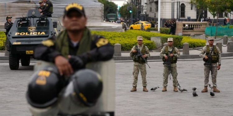 بالفيديو .. شرطة تتنكر بزي “بابا نويل” للقبض على عصابة مخدرات