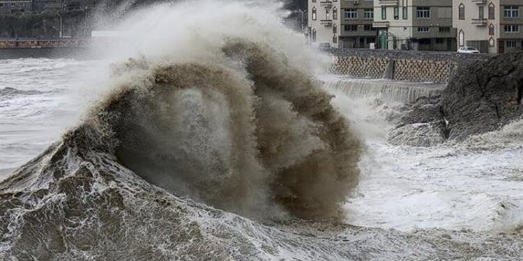 موجة قوية تقتل وتصيب 20 شخصا في جنوب أفريقيا