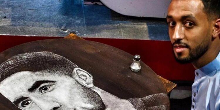 فنان مغربي يستخدم طريقة جديدة لتشجيع منتخب بلاده