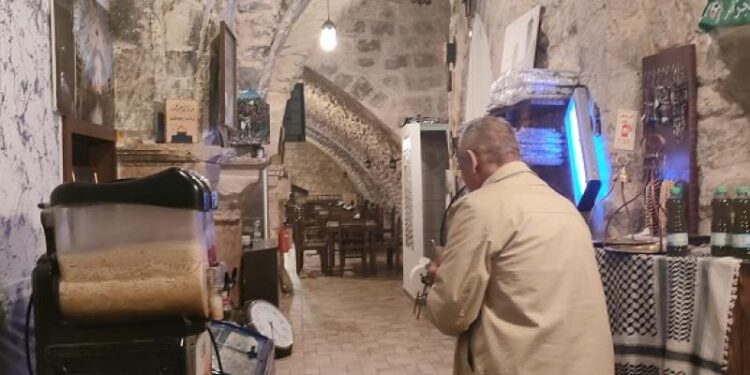 الكشف عن مقهى أثري في القدس
