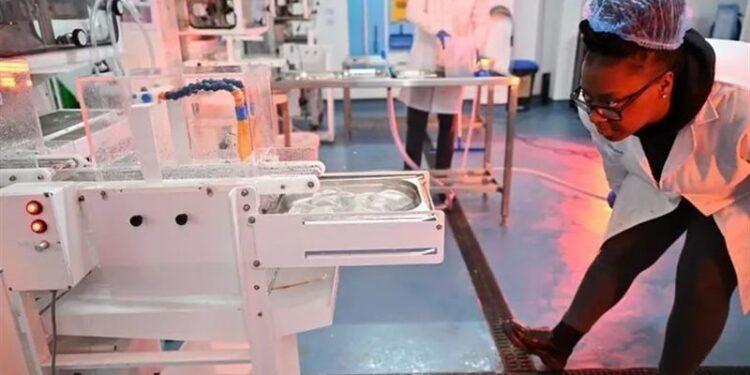 شركة إنجليزية تفوز بـجائزة الأمير ويليام للبيئة .. (صنعت فقاعات تحمل المياه بدلا من الأكواب)