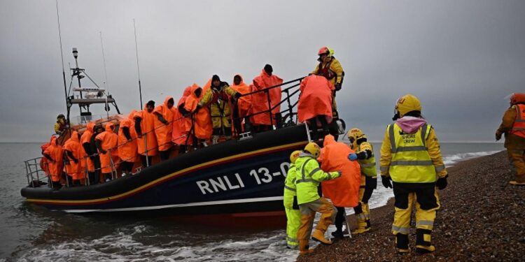 القضاء يمنح بريطانيا الضوء الأخضر لترحيل المهاجرين إلى رواندا